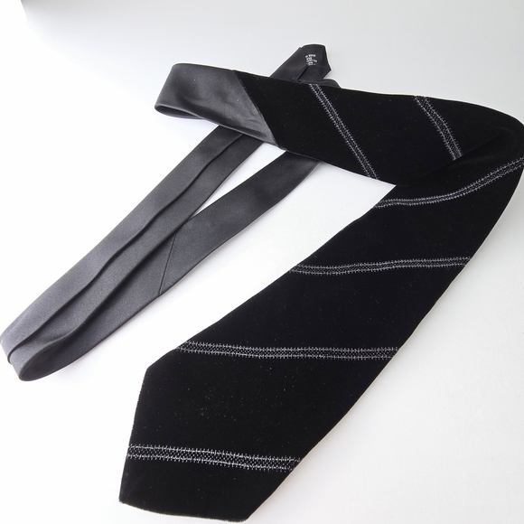 Giorgio Armani Velvet Black Tie With Subtle Metallic SilverThreaded Stripes 56” - Picture 1 of 11